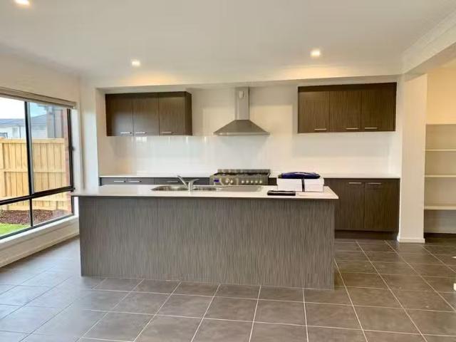 For Rent! 18 Aldinga Avenue, Point Cook VIC 3030