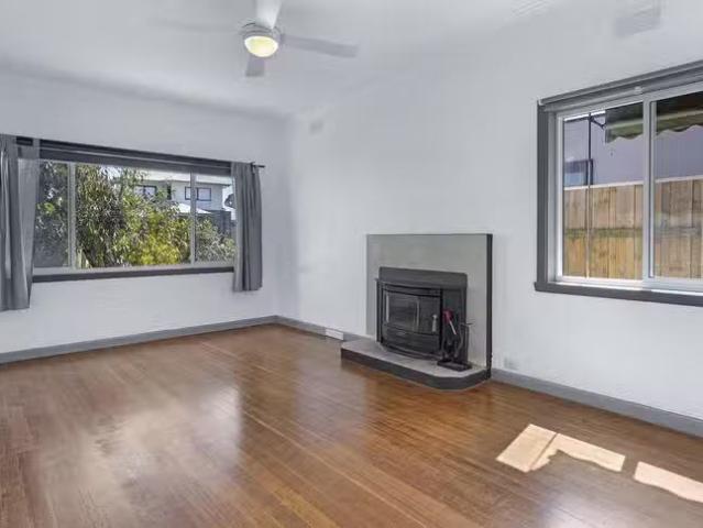 Deal! 18 Angus Avenue, Altona North, VIC 3025