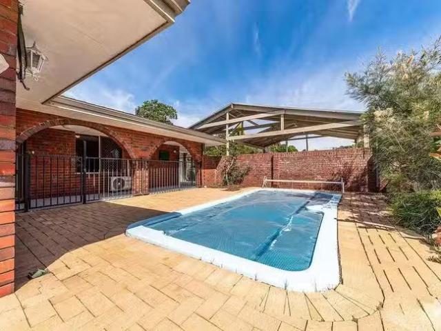 Charming 18 Davies Crescent, Kardinya, WA 6163
