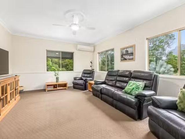 Cozy 18 Ridgemount Place, Glass House Mountains, QLD 4518