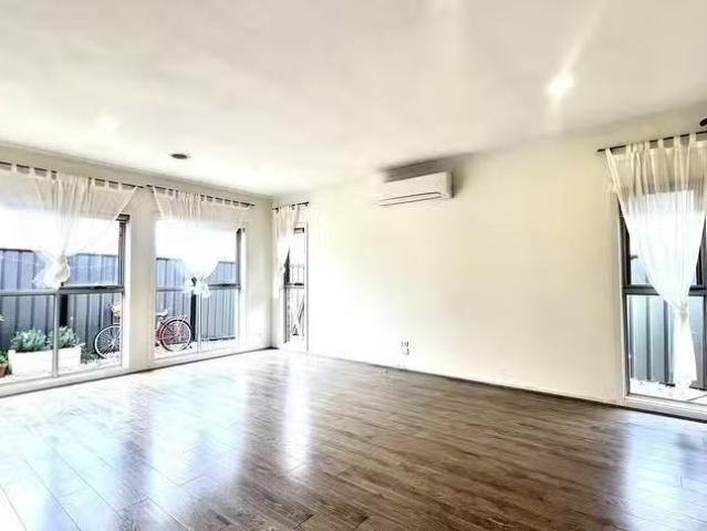 Rental! 18 Rothesay Avenue, Derrimut, VIC 3026