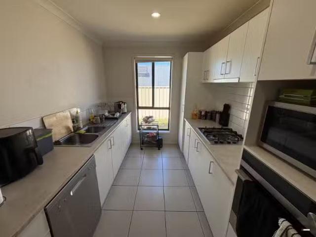 Unique 18A Royce Crescent, Lavington Townhouse for rent Liste.