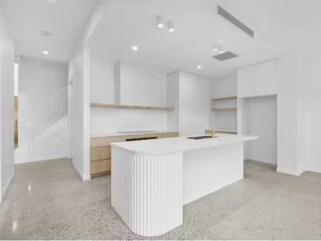 New 1/92 Pearl Street, Kingscliff House for rent Listed by Ka.