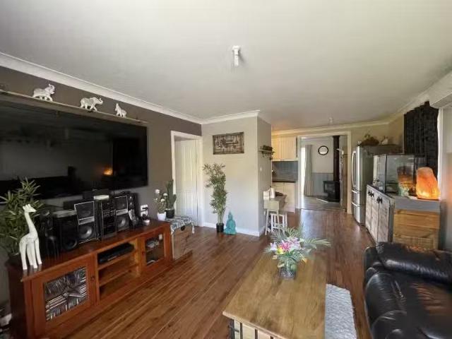 Unique 19 Adina Crescent, Orange House for rent Listed by Sim.