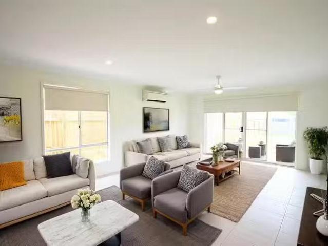 Just in! 19 Chaka Street, Hillcrest, QLD 4118