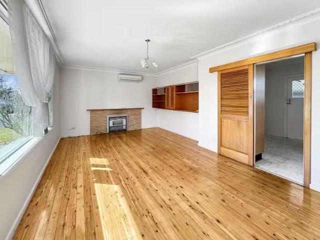 Nice 19 Racecourse Road, Orange House for rent Listed by Simo.