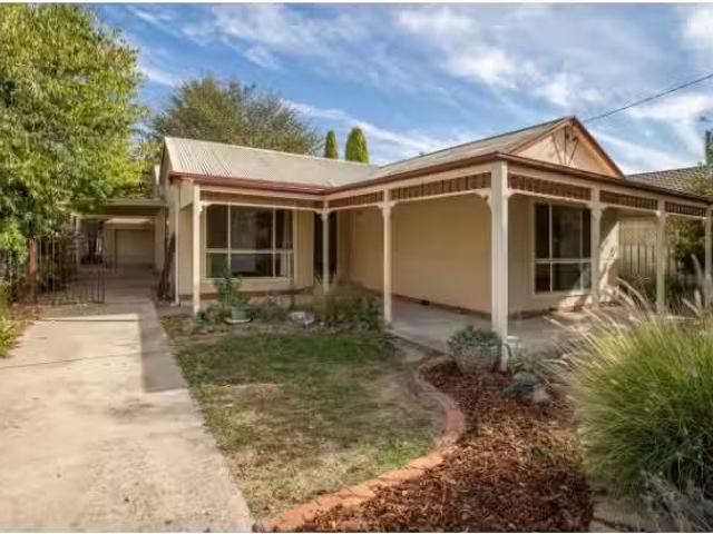 Just in! 1043 Barooga Street, North Albury House for rent Lis.