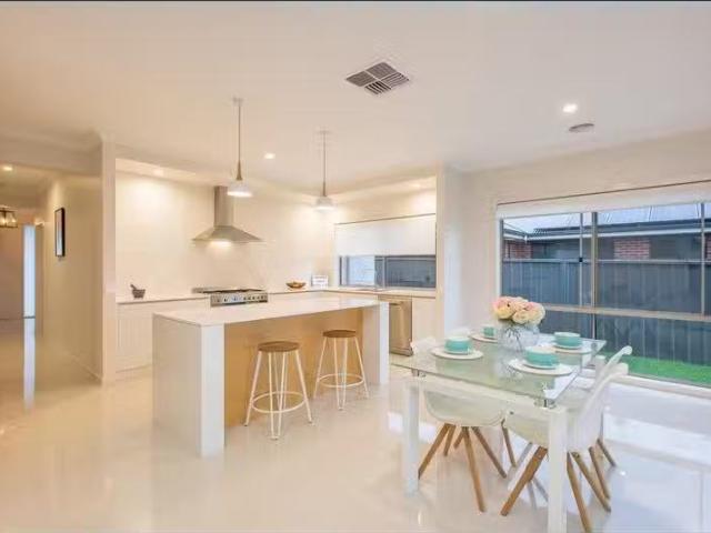 Nice 10 Curley Court, THURGOONA House for rent Listed by Sara.