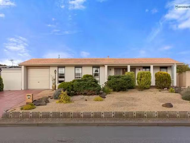 Charming 10 Intrepid Crescent, HALLETT COVE, SA 5158 House f.