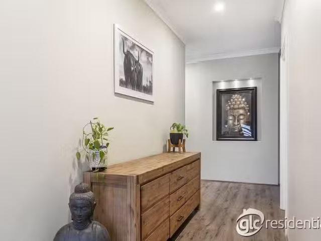 Charming 10 Plumosa Way, Wattle Grove, WA 6107