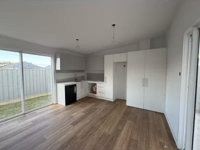 Charming 1/10 Thomas Street, HAMILTON SOUTH Apartment for rent.
