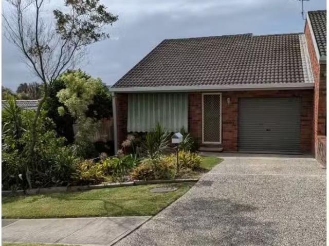 For Rent! 1/11 Emerald Close, Caves Beach Townhouse for rent.