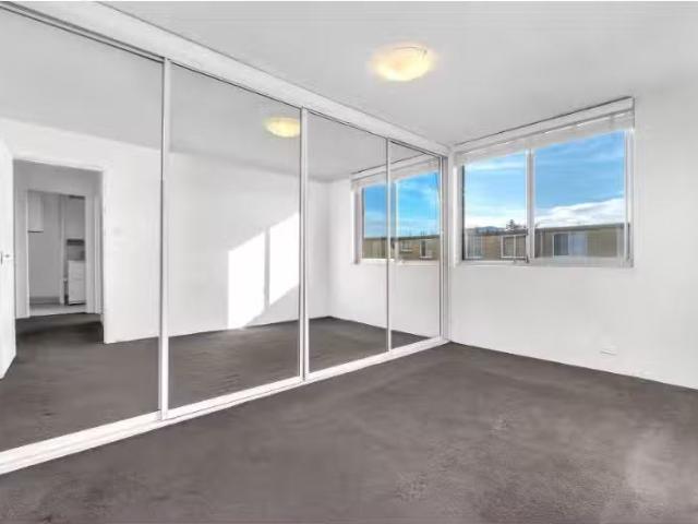 Just in! 11/1 Nilson Avenue, Hillsdale Apartment for rent Lis.