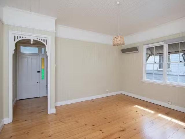 Cozy 112 Verney Road East, Graceville, QLD 4075
