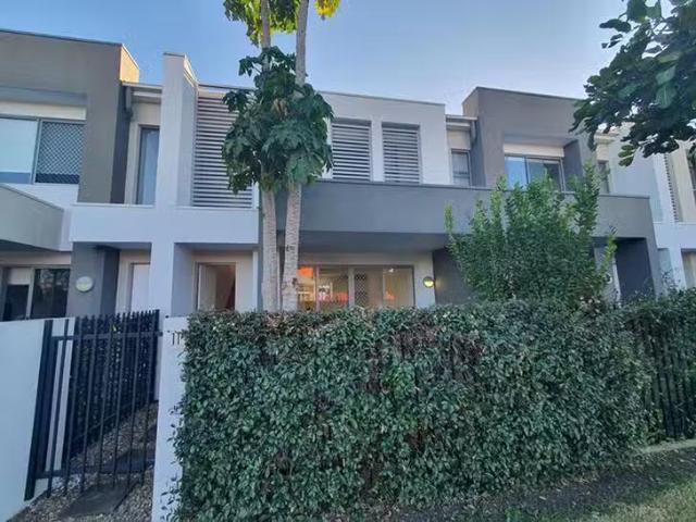 Unique 11/2 Emily Way, Varsity Lakes, QLD 4227