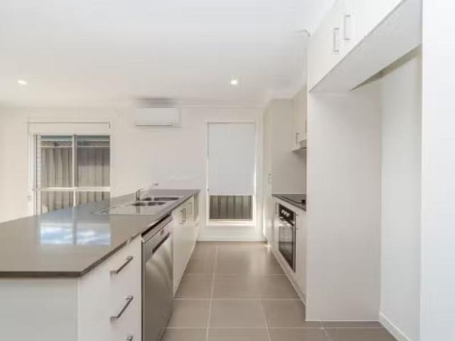 Cozy 1/12 Parrott Street, BOOLAROO Apartment for rent Listed.