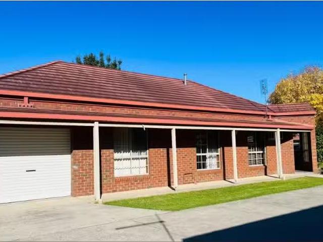 For Rent! 1/140 Benyon Street, East Albury Townhouse for rent.