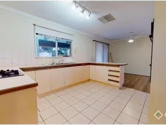 Nice 11/4 Blueberry Close, Cranbourne North Apartment for rent.