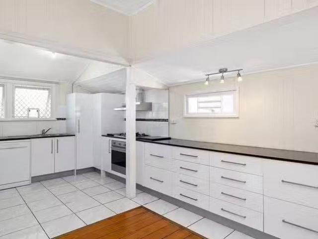 Deal! 1/14 Lawson Street, Oxley, QLD 4075