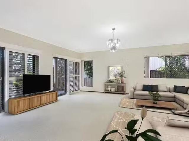 Nice 1/18 Gayundah Esplanade, Woody Point, QLD 4019