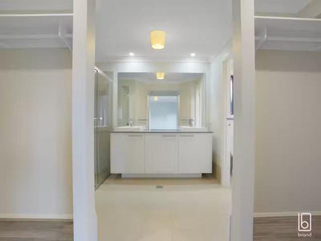 Cheap 11 Mogo Close, BLUE HAVEN House for rent Listed by Crai.