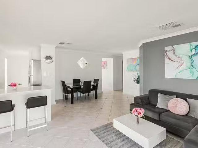 Nice 11 Werloo Court, Leda, WA 6170