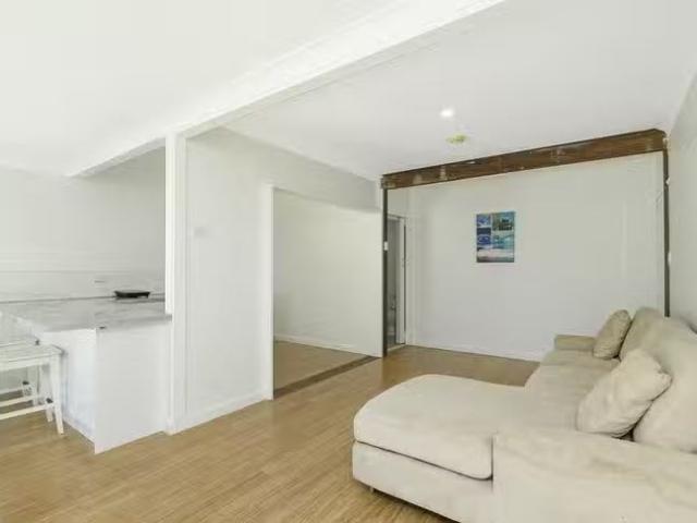 Deal! 11A Nollamara Drive, Elanora, QLD 4221