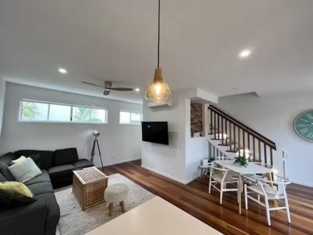 Nice 1/27 Burleigh Street, Burleigh Heads, QLD 4220 Townhous.