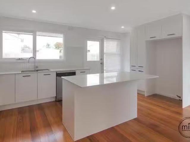 Nice 127 Kananook Avenue, Seaford, VIC 3198