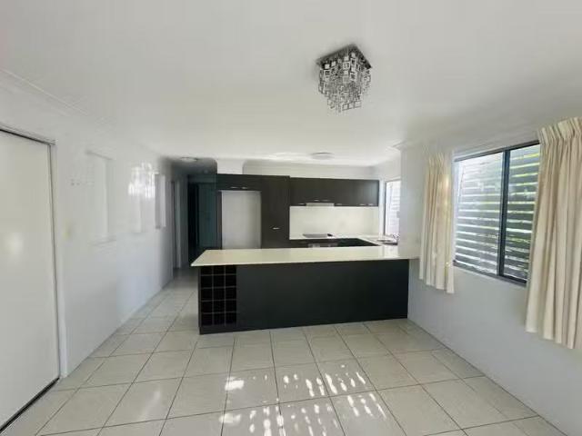 Charming 1/24 26 Proud Street, LABRADOR, QLD 4215 House for.