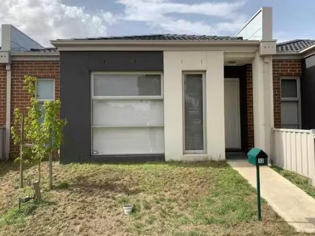 Just in! 12 Athol Avenue, ROXBURGH PARK, VIC 3064 Townhouse.