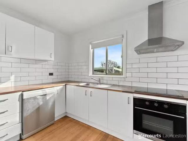 Unique 12 Carins Street, WAVERLEY, TAS 7250 House for Rent