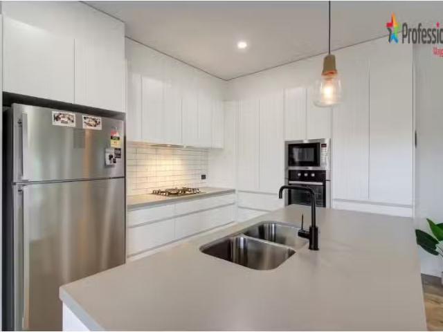 For Rent! 1/2 Rose Place, Boorooma House for rent Listed by K.