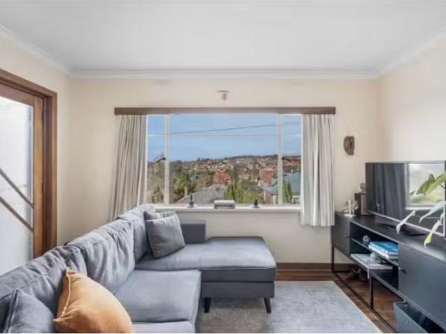 Nice 1/39 Lower Jordan Hill Road, West Hobart Apartment for re.