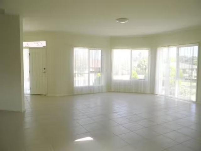 Just in! 13 Allumba Street, QUEANBEYAN WEST House for rent Li.