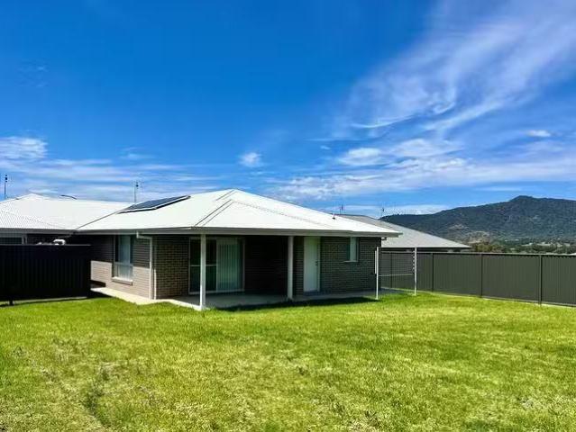 Charming 13 Cliffdale Place, Kootingal, NSW 2352
