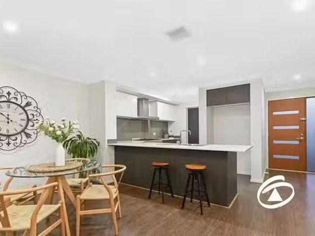 Charming 13 Fleuve Rise, Clyde North, VIC 3978