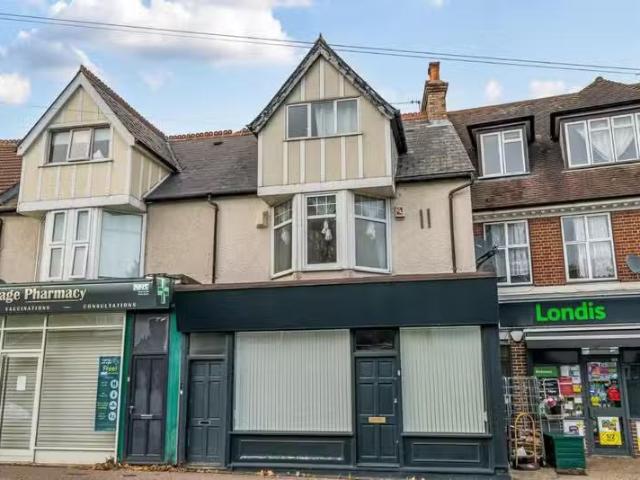 Cheap 1 BA 3 bedroom apartment for rent in High Street, Farnbo.