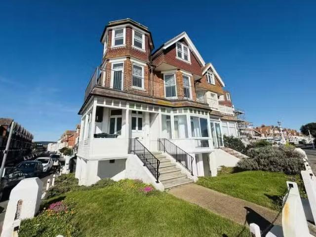 Just in! 1 BA 3 bedroom apartment for rent in Royal Parade, Ea.