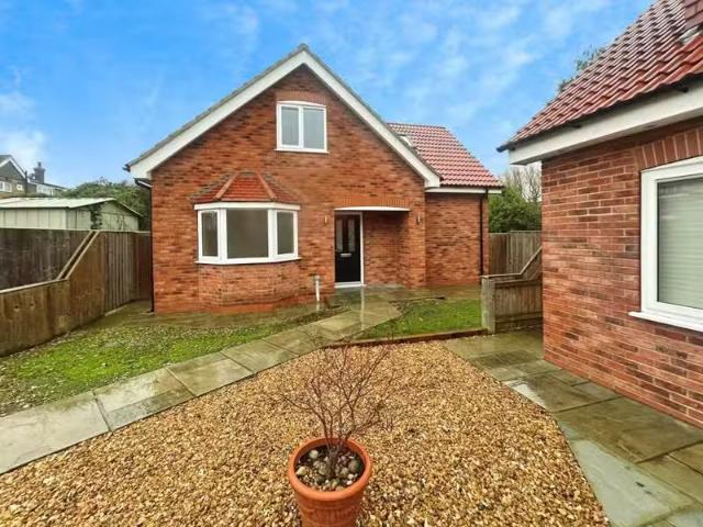 Cozy 1 BA 3 bedroom bungalow for rent in Cheapside, Waltham, G.