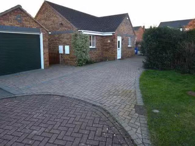 Cheap 1 BA 3 bedroom detached bungalow for rent in Orchard Clo.