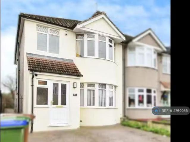 Cheap 1 BA 3 bedroom end of terrace house for rent in Anthony.