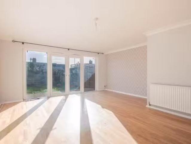 Rental! 1 BA 3 bedroom end of terrace house for rent in Clasto.