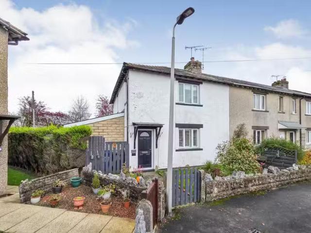 Rental! 1 BA 3 bedroom end of terrace house for rent in Thornv.