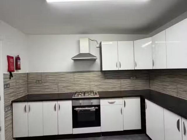 For Rent! 1 BA 3 bedroom flat for rent in Charlemont Road, Lon.