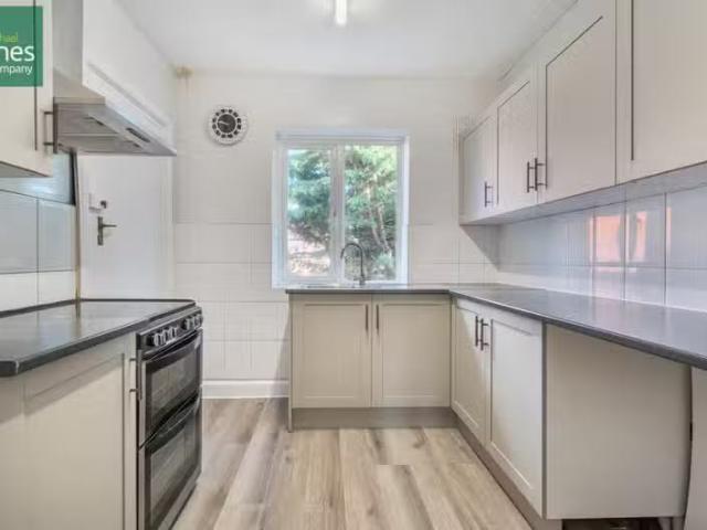 Unique 1 BA 3 bedroom flat for rent in Hurst Avenue, Worthing.