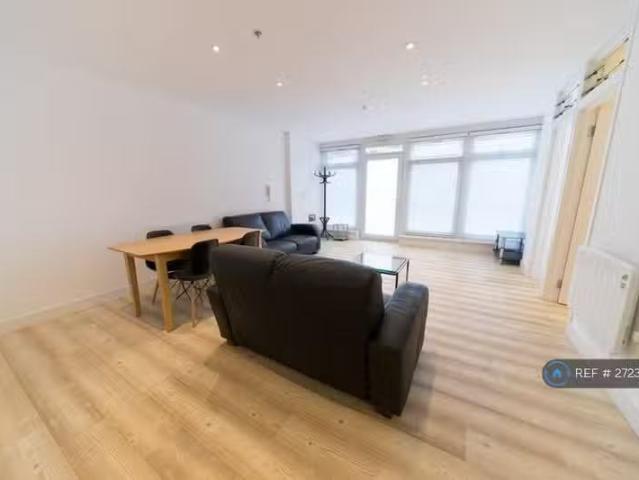 Cheap 1 BA 3 bedroom flat for rent in Mowlem Street, London, E2