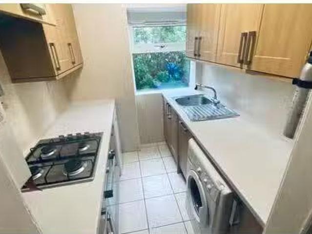 For Rent! 1 BA 3 bedroom flat for rent in Montford Avenue, Gla.