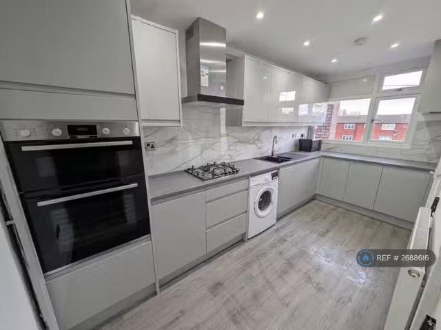 Just in! 1 BA 3 bedroom flat for rent in Parsonage Street, Wes.