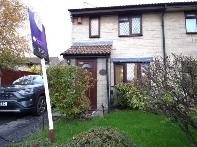 Cheap 1 BA 3 bedroom house for rent in Briarside Road, Bristol.
